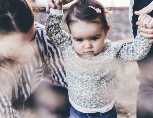 Kindje met ouders handen vasthouden Mindful opvoeden